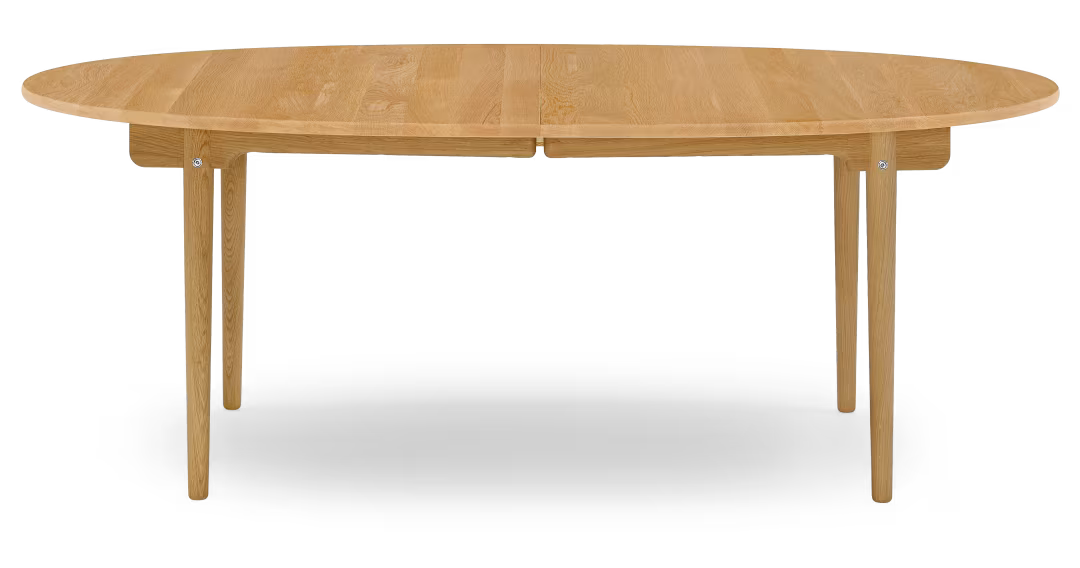 CH338 Spisebord fra Carl Hansen & Søn Eg / Olie / Udtræk til 4 plader inkl. 4 træstøtteben i sort - Jacobsen Plus