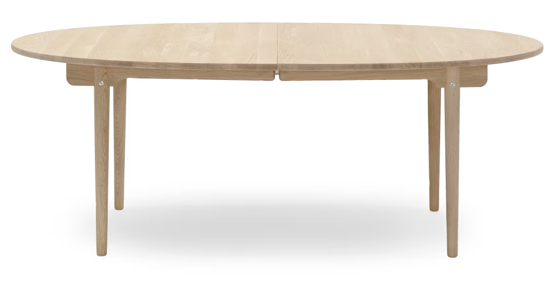 CH338 Spisebord fra Carl Hansen & Søn Eg / Sæbe / Udtræk til 2 plader inkl. 1 træstøtteben i sort - Jacobsen Plus