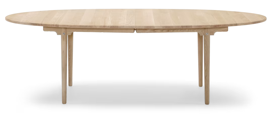 CH339 Spisebord fra Carl Hansen & Søn Eg / Sæbe / Udtræk til 2 plader inkl. 1 træstøtteben i sort - Jacobsen Plus